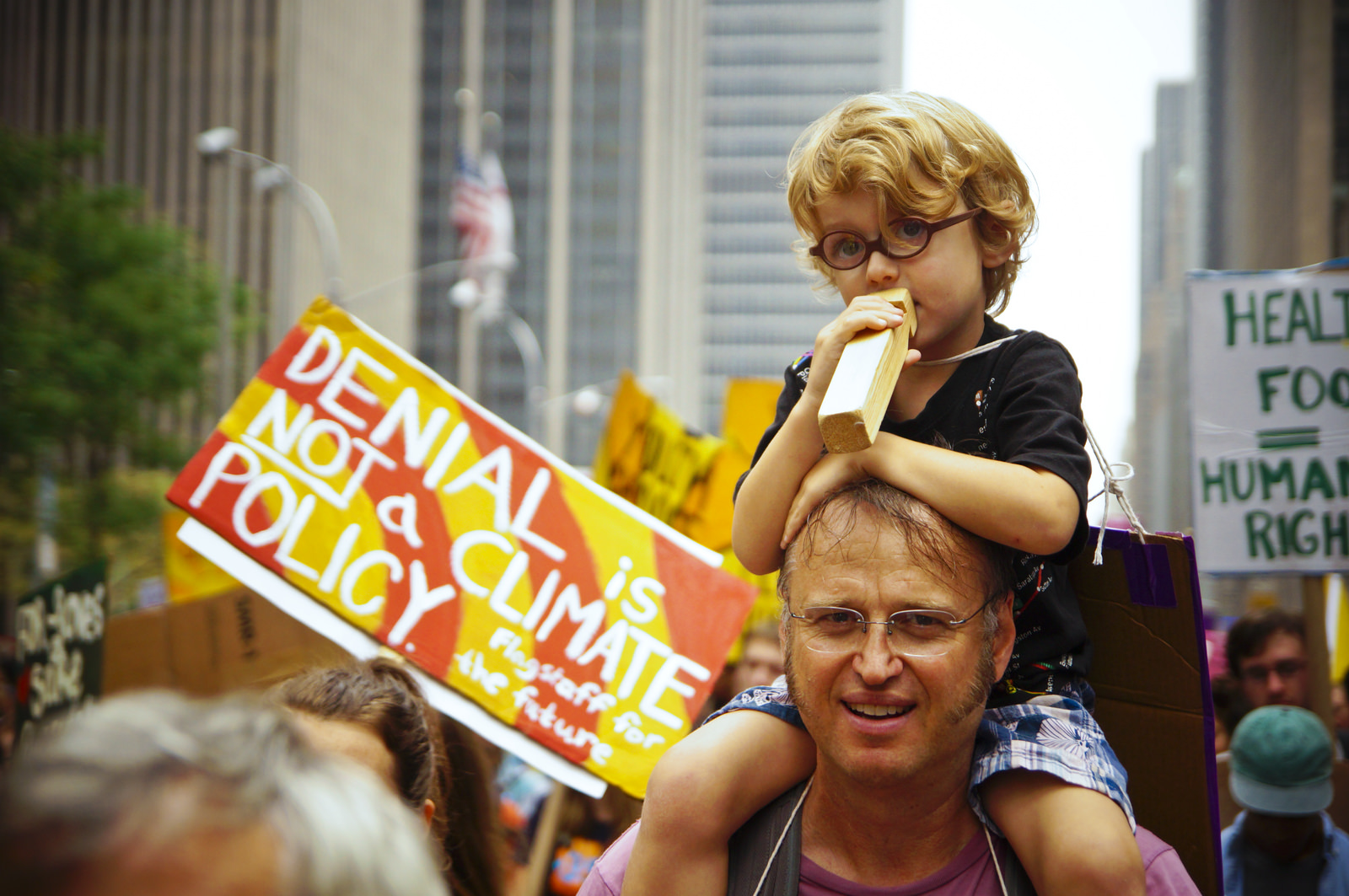 Ilmastonmuutos psykologian opetuksessa Ilmastonmuutos vaikuttaa ihmisten toimintaan ja luonnonympäristöihin jo nyt. Elämme parhaillaan monenlaisten toisiinsa kytkeytyvien kriisien aikaa. Ilmaston kuumeneminen on niistä yksi keskeisin, sillä se voimistaa monia muita kriisejä. Kaikilla oppiaineilla on annettavaa ilmastokriisin ymmärtämisessä ja ratkaisemisessa. Tällä sivulla käsitellään ilmastonmuutosta psykologian opetuksen näkökulmasta. Ilmastonmuutoksen hidastamista varten on jo olemassa suuri joukko teknisiä ratkaisuja, ... Lue lisää